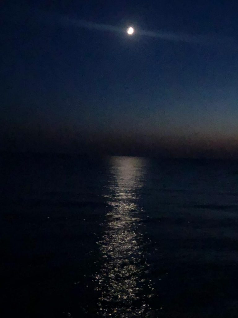 Лунная дорожка на пляже отеля Савита